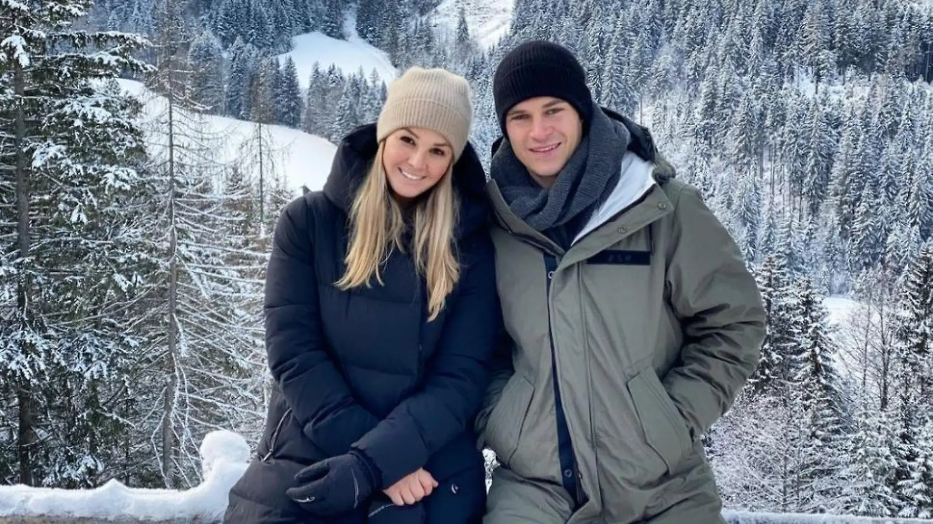 Joshua und Lina bei einer Schneewanderung