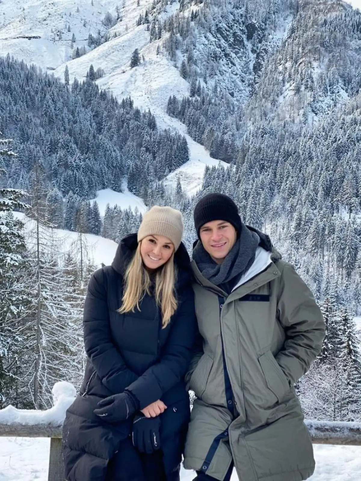 Joshua und Lina bei einer Schneewanderung