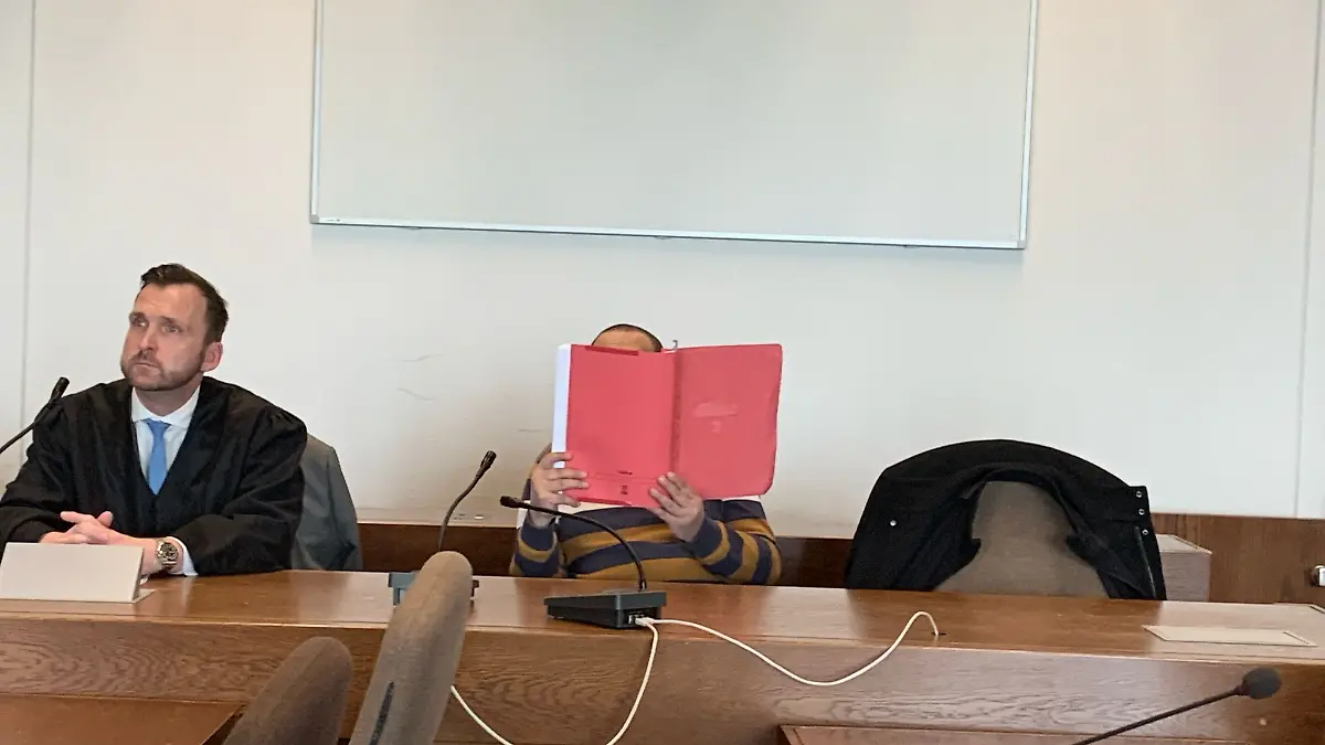 Der Beschuldigte N. steht vor Gericht, weil er mehrere Passanten absichtlich angefahren haben soll.