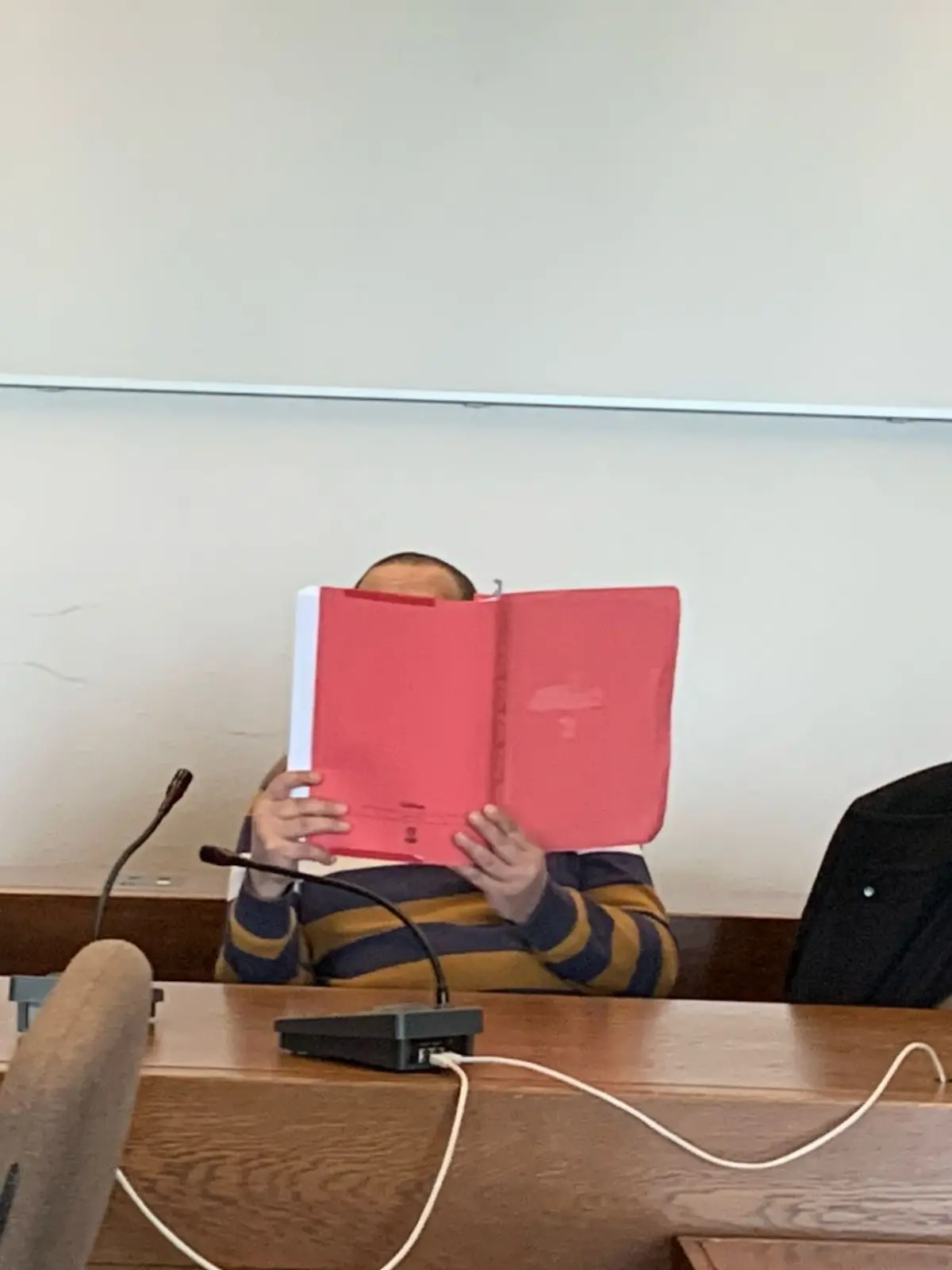 Der Beschuldigte N. steht vor Gericht, weil er mehrere Passanten absichtlich angefahren haben soll.