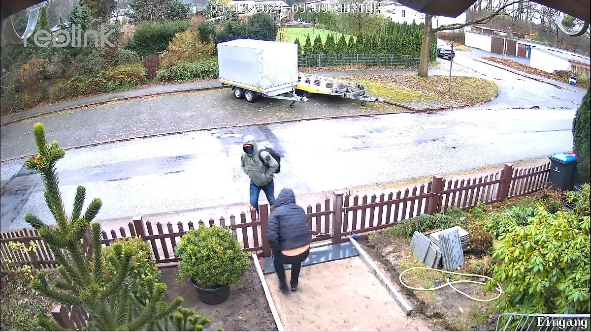 Die Polizei fahndet mit diesen Bildern einer Überwachungskamera nach den Tätern.