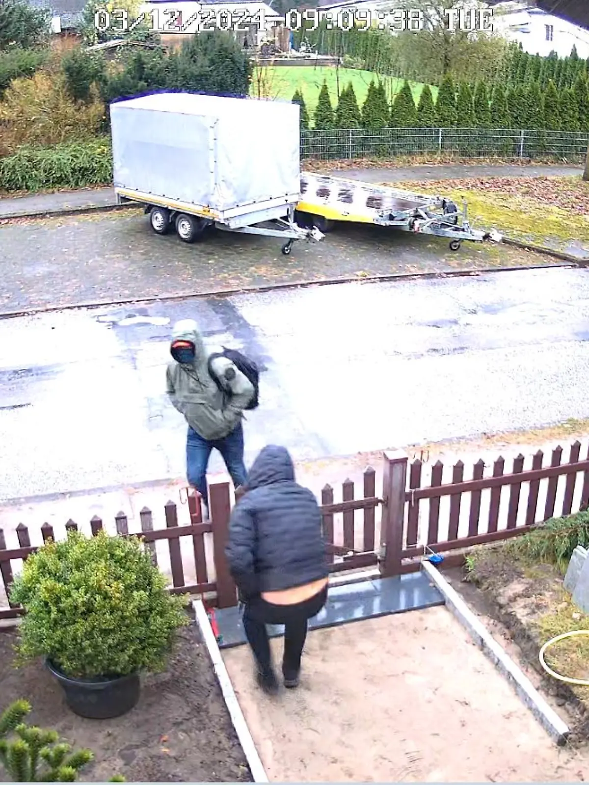 Die Polizei fahndet mit diesen Bildern einer Überwachungskamera nach den Tätern. 