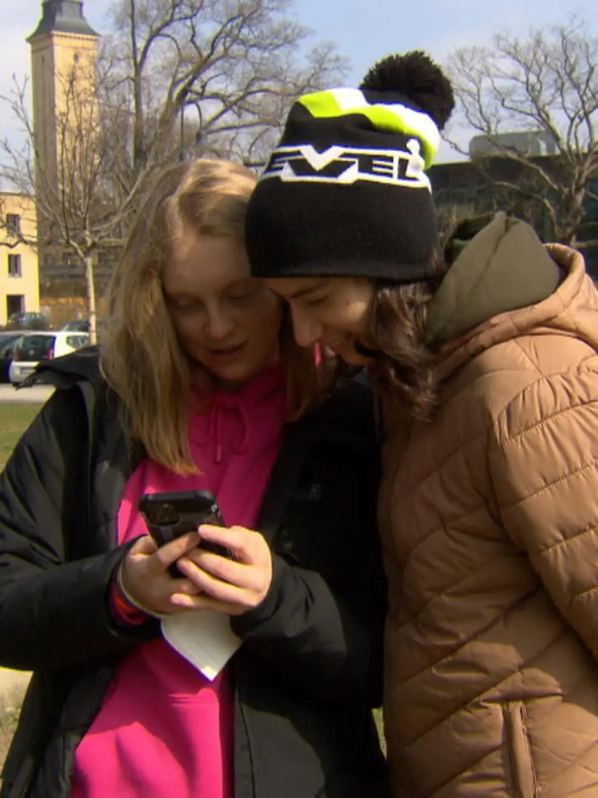 Sie sind endlich in Sicherheit.
Katja und Olja zeigen den Flüchtlingsalltag auf TikTok.
Vorher waren sie nicht oft bei TikTok.
Katja hofft damit bald Geld zu verdienen.
Gleichzeitig verbessert sie ihr deutsch.
Das braucht sie um in Hannover studieren zu können.
Der Traum: In Deutschland bleiben!