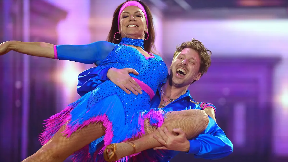 Christine Neubauer und Valentin Lusin tanzen Cha Cha Cha.