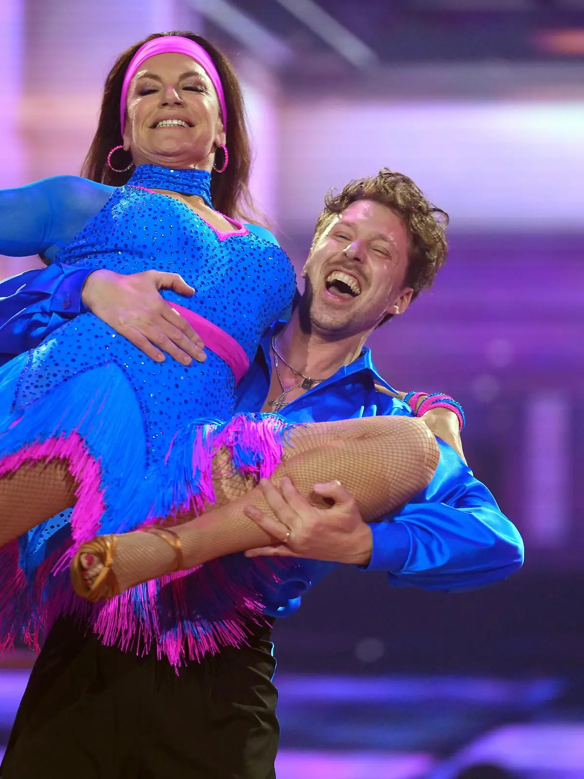 Christine Neubauer und Valentin Lusin tanzen Cha Cha Cha.