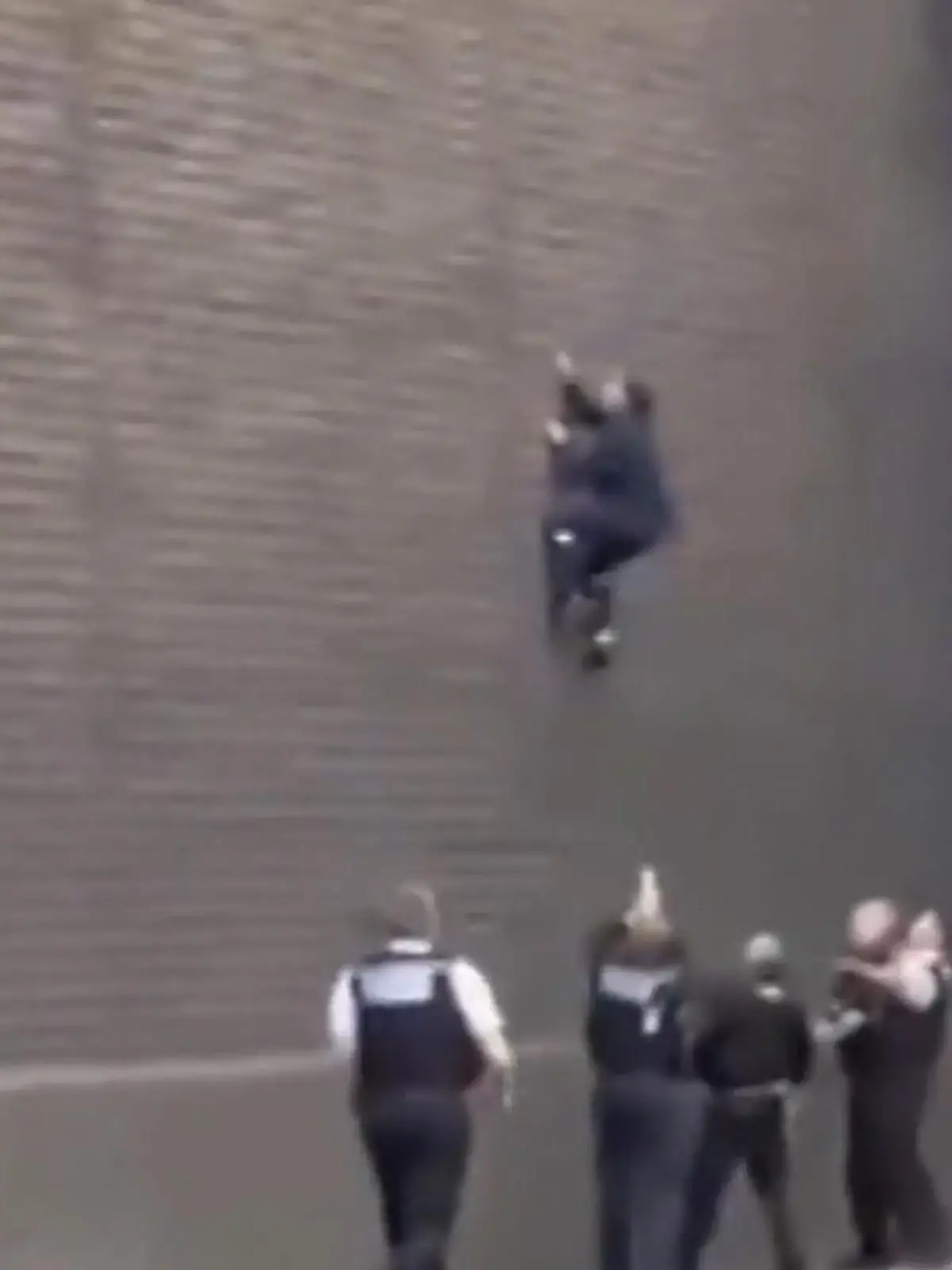 WÄNDE hoch oder ich schieße! Gaga-Gauner flieht 15-Meter-Mauer hoch