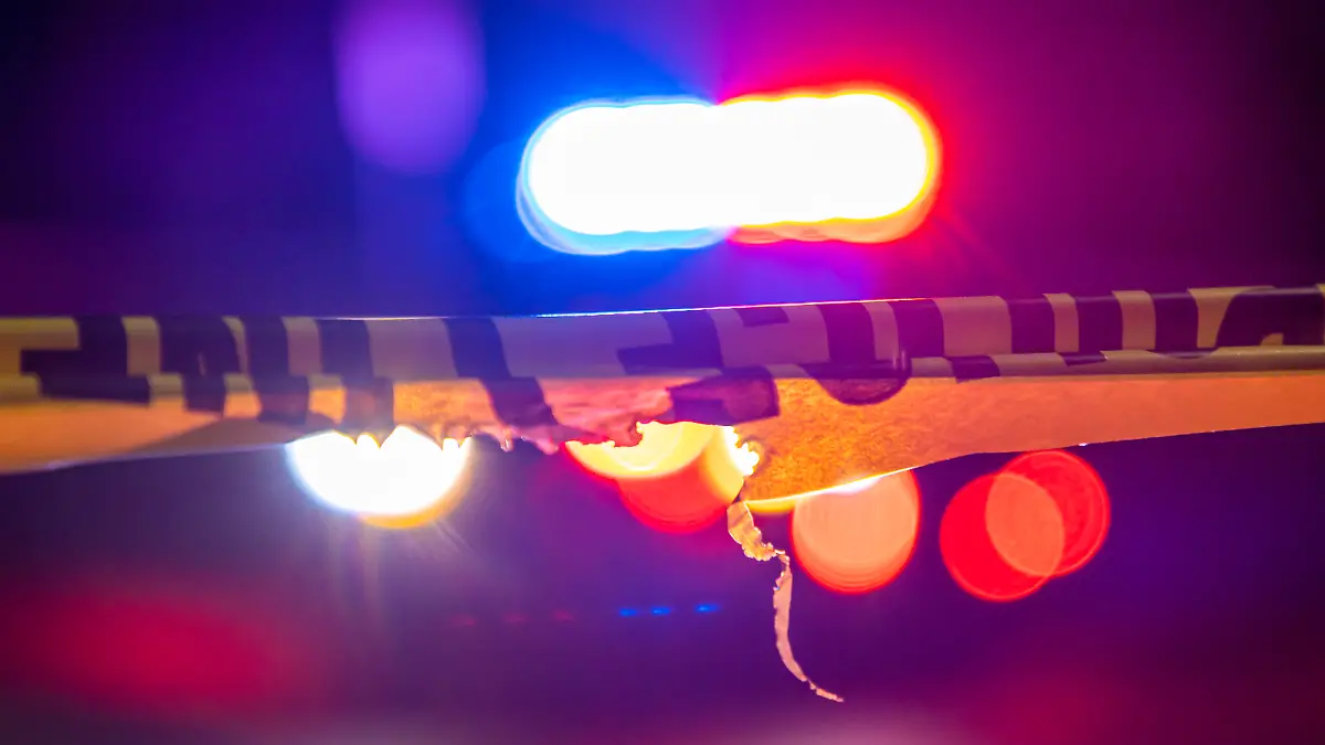 Die Polizei findet die Leiche im Hinterhof des Paares.