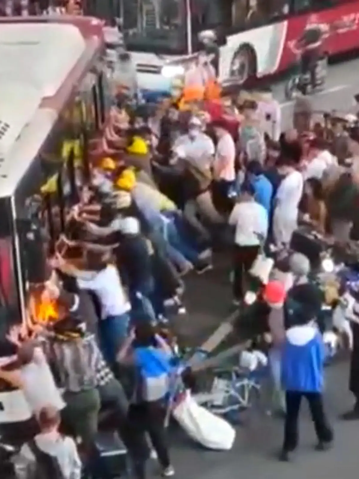 In China schließen sich spontan dutzende Passanten zusammen, um einen tonnenschweren Bus anzuheben. Unter diesen war zuvor ein Mann geraten, er ist verletzt kann sich nicht offenbar nicht allein befreien. Dank des beherzten Eingreifens der Passanten können Rettungskräfte den Mann schließlich bergen und ihn versorgen.