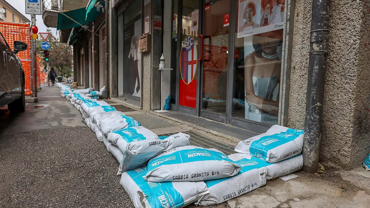 Sandsäcke liegen auf einer Straße in Bologna (Italien). Die nördliche Region Emilia-Romagna wurde in den vergangenen Tage von heftigen Regenfällen heimgesucht.