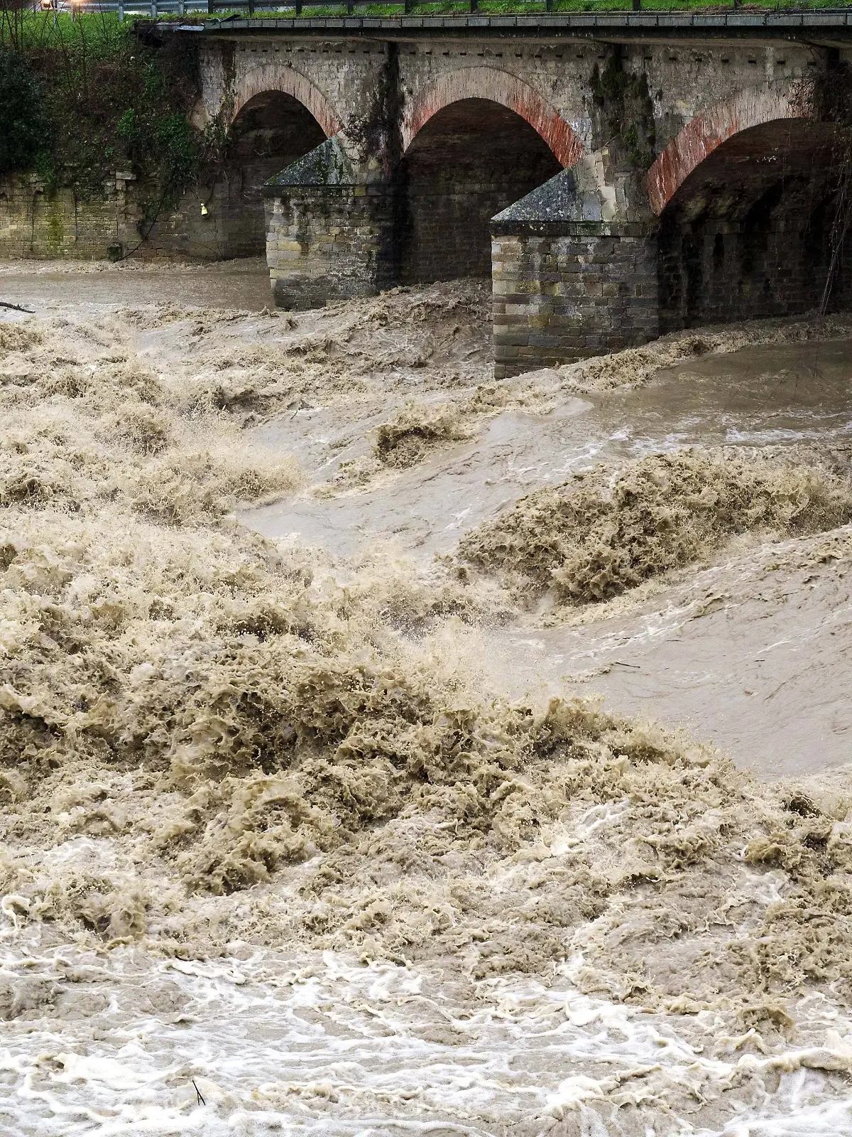 Schlechtes Wetter in der Emilia Romagna: Auf dem Foto ist der Fluss Bidente nach starken Regenfällen in der Nacht überflutet.