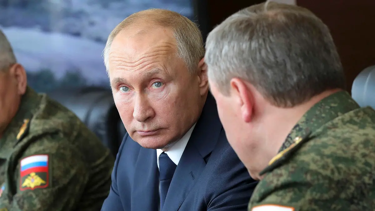 ARCHIV - 25.09.2020, Russland, Snamensk: Wladimir Putin (M), Präsident von Russland, und Sergei Schoigu (l), Verteidigungsminister von Russland, besuchen den Truppenübungsplatz Kapustin Jar, auf dem das Militärmanöver Kaukasus 2020 stattfindet. (zu dpa "Westliche Geheimdienste: Putin von Beratern falsch informiert") Foto: Mikhail Klimentyev/Pool Sputnik Kremlin/AP/dpa +++ dpa-Bildfunk +++