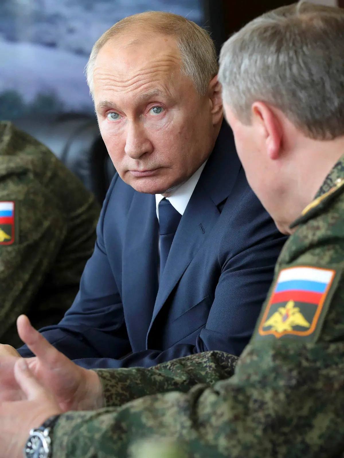 ARCHIV - 25.09.2020, Russland, Snamensk: Wladimir Putin (M), Präsident von Russland, und Sergei Schoigu (l), Verteidigungsminister von Russland, besuchen den Truppenübungsplatz Kapustin Jar, auf dem das Militärmanöver Kaukasus 2020 stattfindet. (zu dpa "Westliche Geheimdienste: Putin von Beratern falsch informiert") Foto: Mikhail Klimentyev/Pool Sputnik Kremlin/AP/dpa +++ dpa-Bildfunk +++