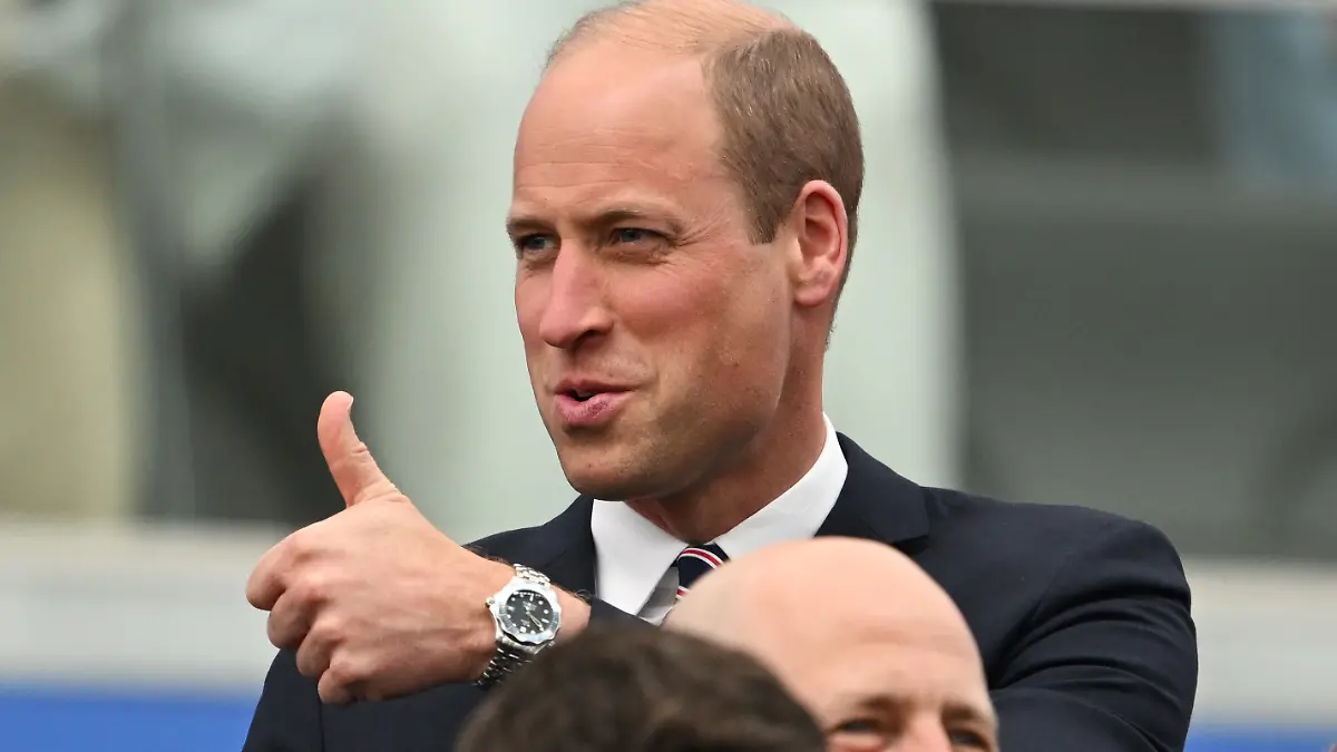 William, Prinz von Wales, zeigt den Daumen hoch