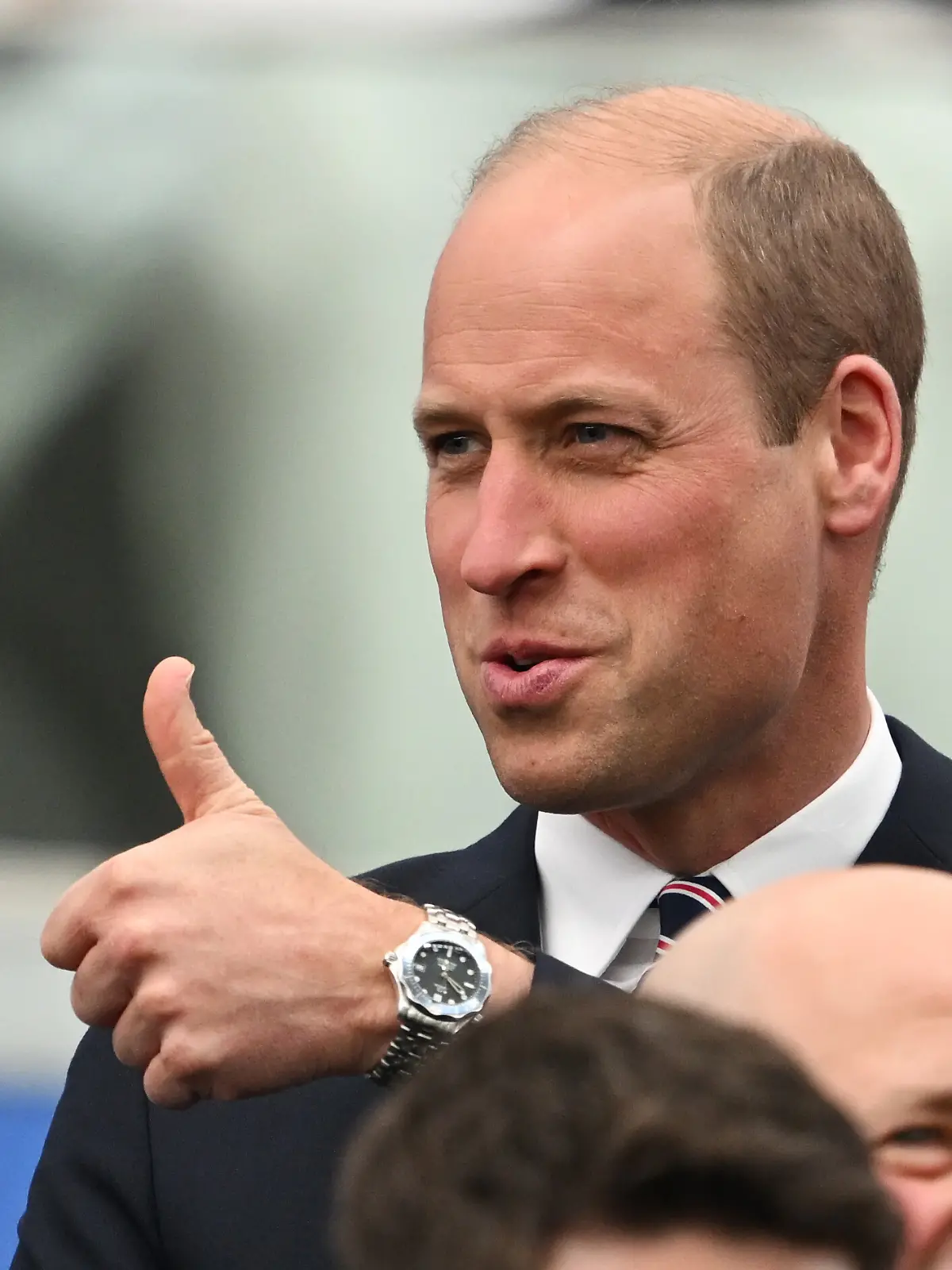 William, Prinz von Wales, zeigt den Daumen hoch