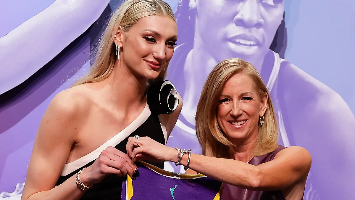 Cameron Brink (links) posiert für ein Foto mit WNBA-Commissioner Cathy Engelbert, nachdem sie von den Los Angeles Sparks in der ersten Runde des WNBA-Basketball-Drafts in New York an zweiter Stelle ausgewählt wurde