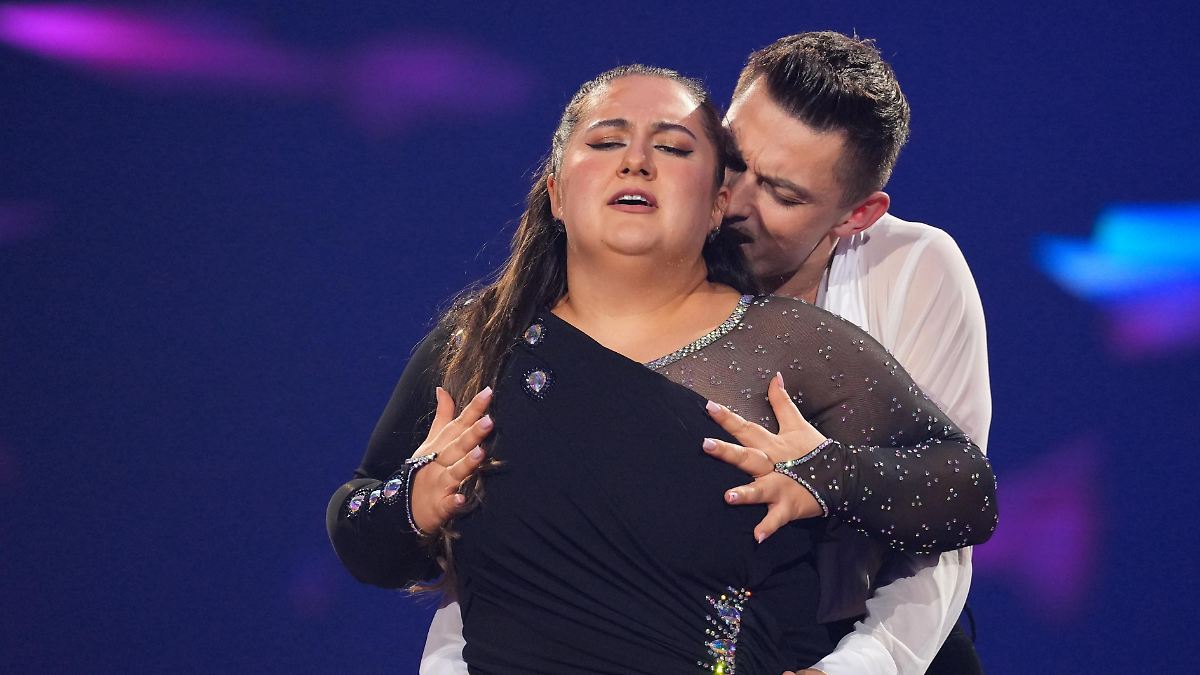 Let's Dance 2025: Sexy! selfiesandra präsentiert bei der Rumba ihre  verführerische Seite