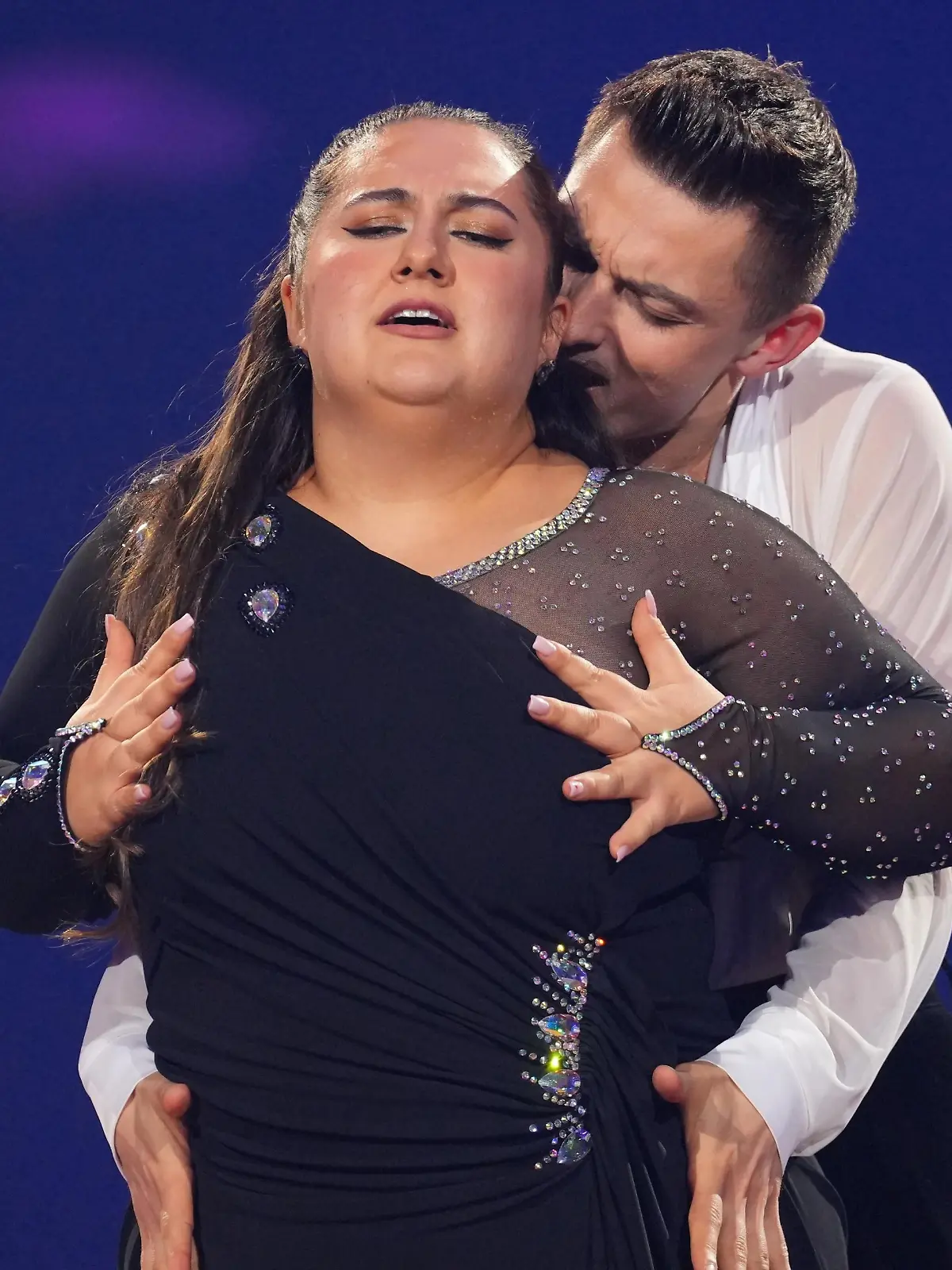 selfiesandra und Zsolt Sándor Cseke tanzen Rumba.

+++ Die Verwendung des sendungsbezogenen Materials ist nur mit dem Hinweis und Verlinkung auf RTL+ gestattet. +++