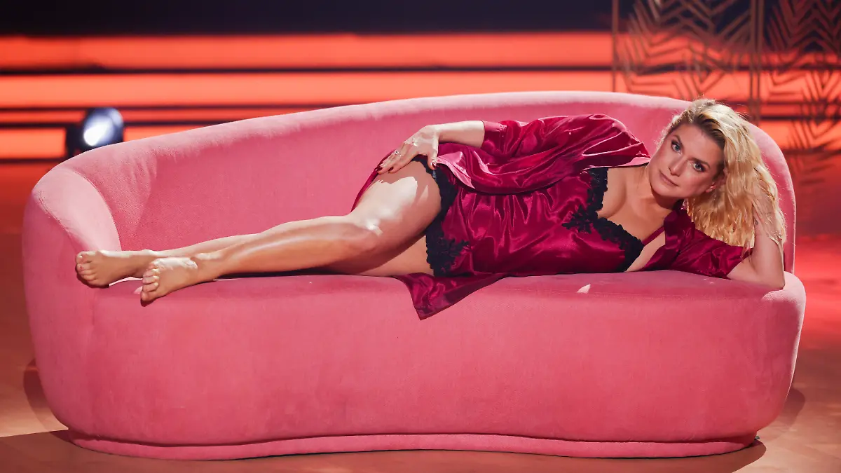 Jeanette Biedermann, Sängerin und Schauspielerin, und Vadim Garbuzo, Profitänzer, tanzen in der RTL-Tanzshow Let’s Dance.