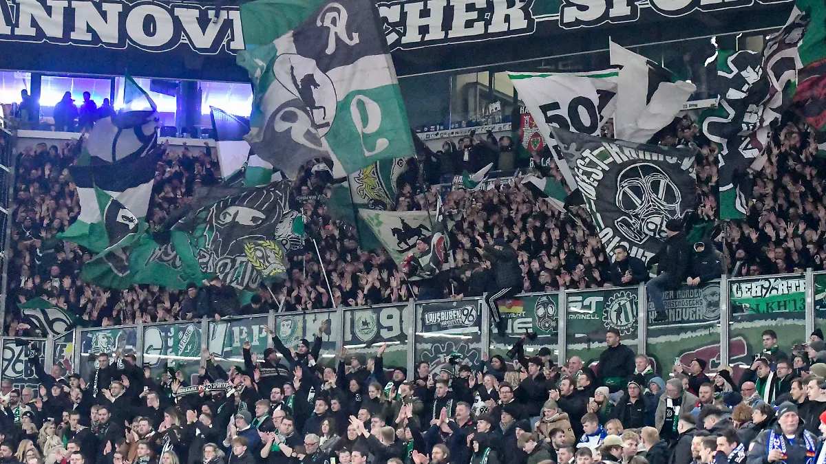 Fans von Hannover 96 auf Schalke