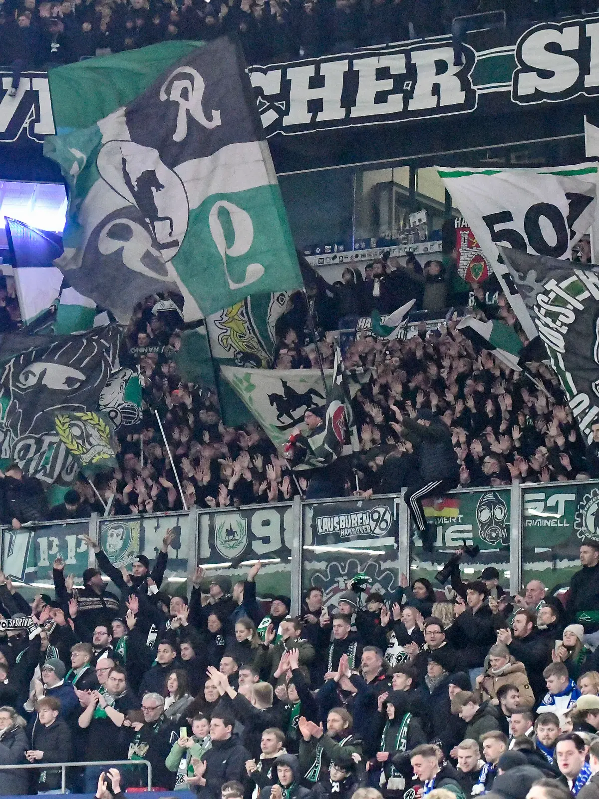 Fans von Hannover 96 auf Schalke