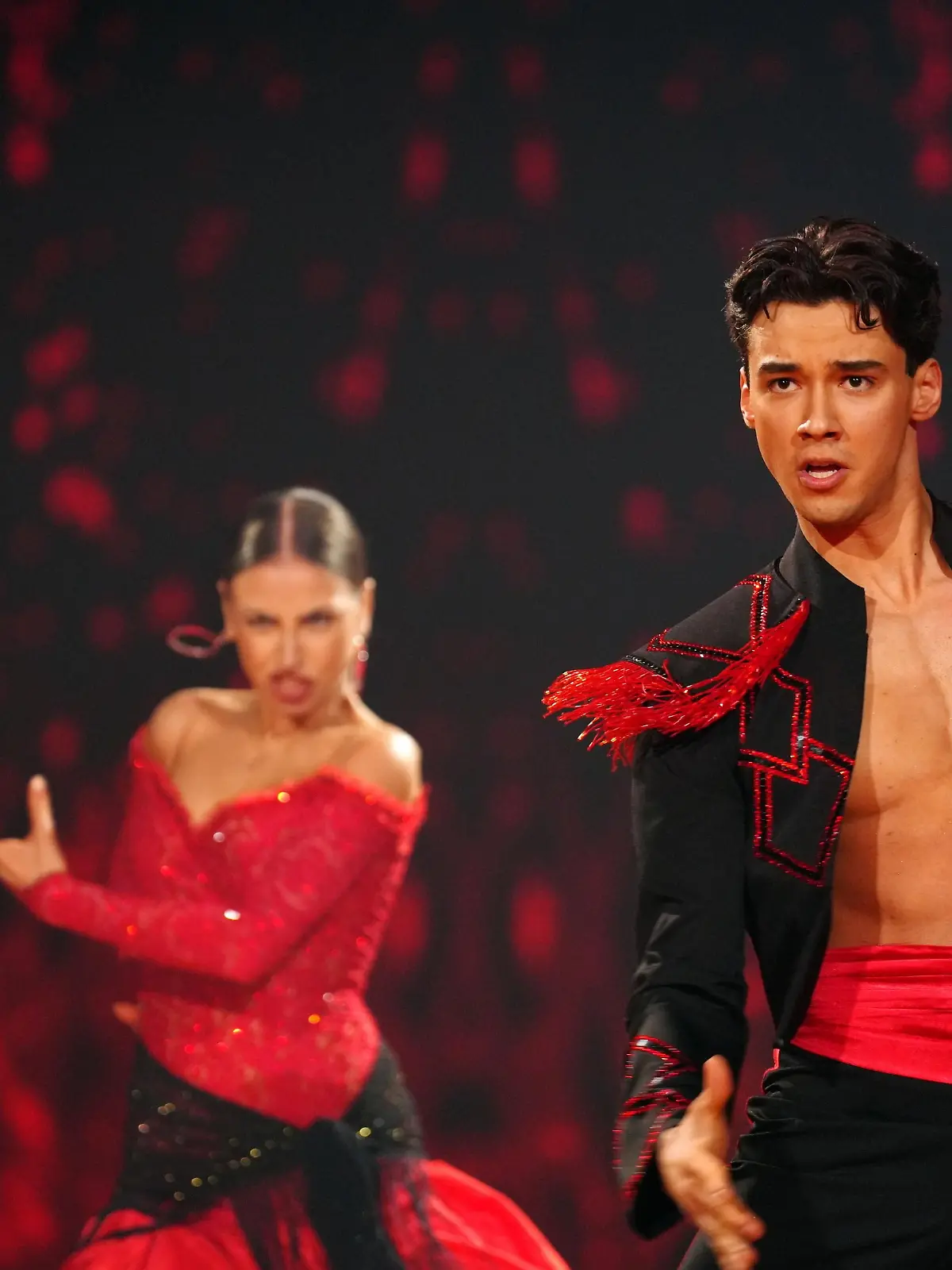 Diego Pooth und Ekaterina Leonova tanzen Paso Doble.

+++ Die Verwendung des sendungsbezogenen Materials ist nur mit dem Hinweis und Verlinkung auf RTL+ gestattet. +++