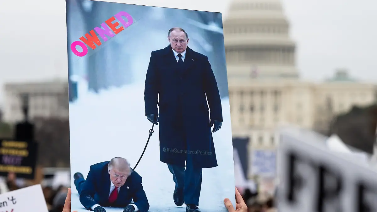 Protestplakat stellt Wladmir Putin als Herrchen eines angeleinten Donald Trump dar
