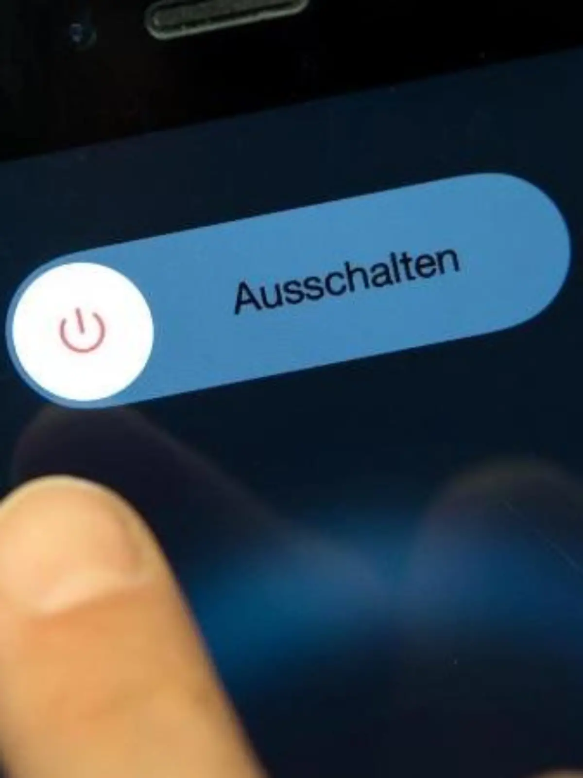 Eine Frau schaltet ihr Smartphone aus. Foto: Sven Hoppe/Archiv