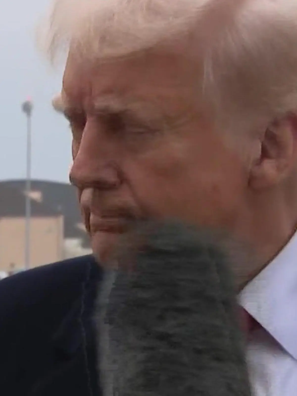 Bild zu: "Donald Trump bekommt Mikro ins Gesicht - während Interview!"