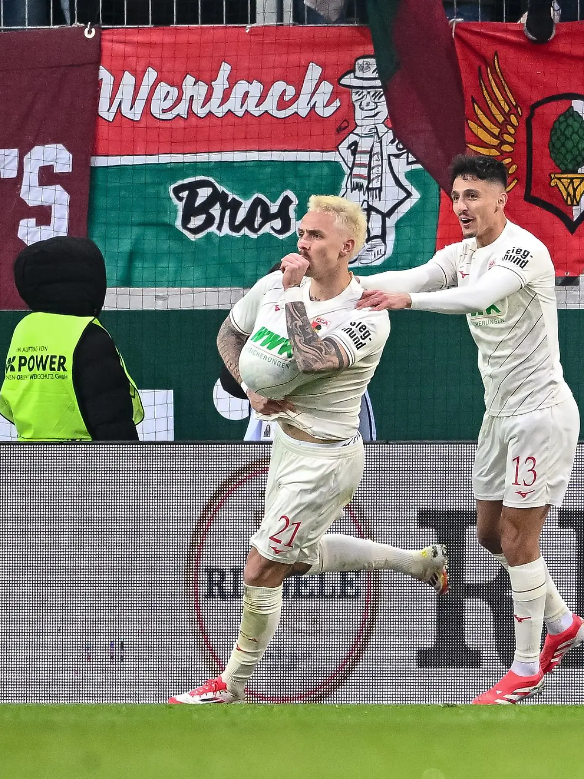 Bild zu: "Bundesliga-Stürmer mit Schwangerschafts-Jubel"