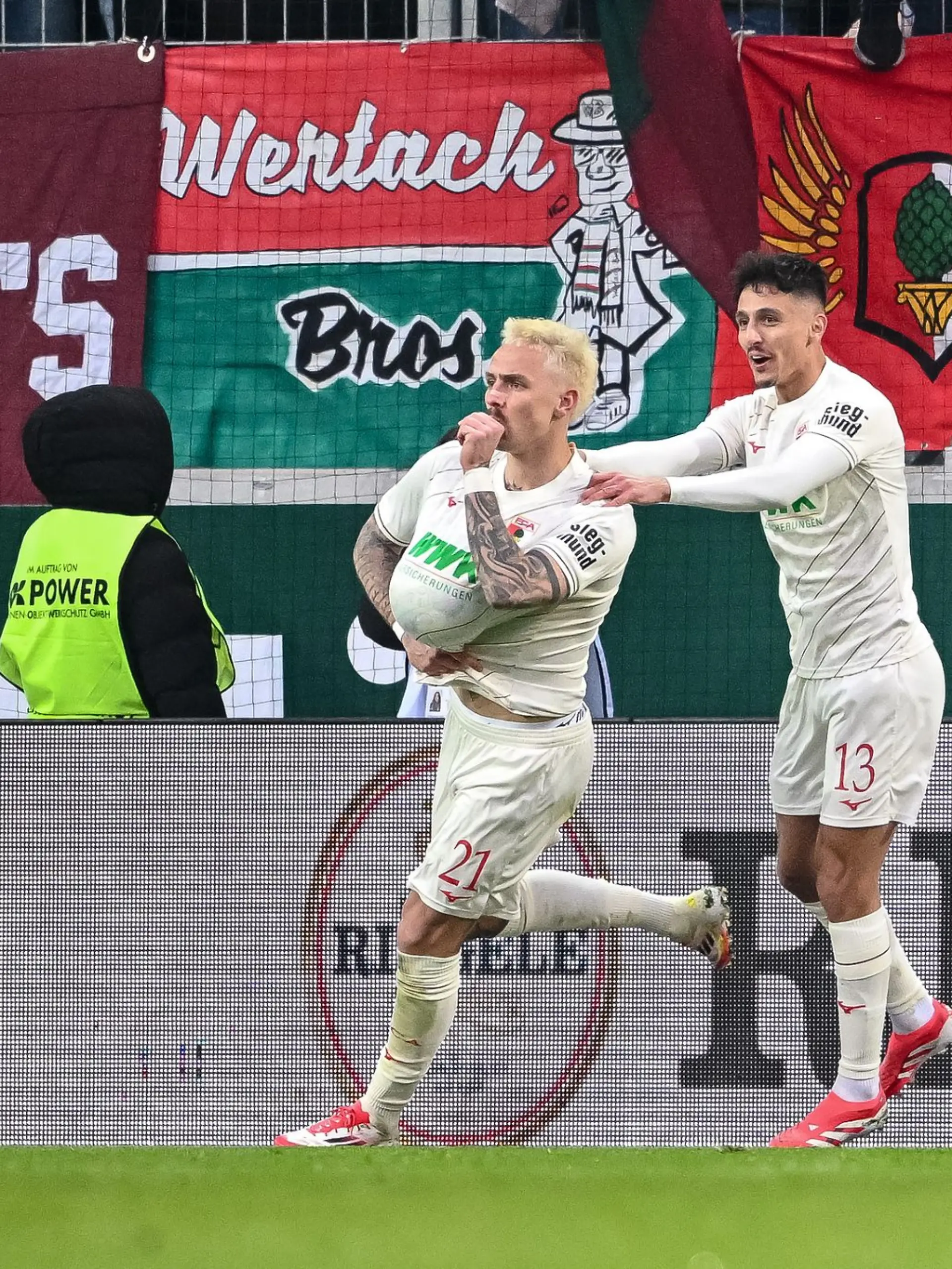 Bild zu: "Bundesliga-Stürmer mit Schwangerschafts-Jubel"