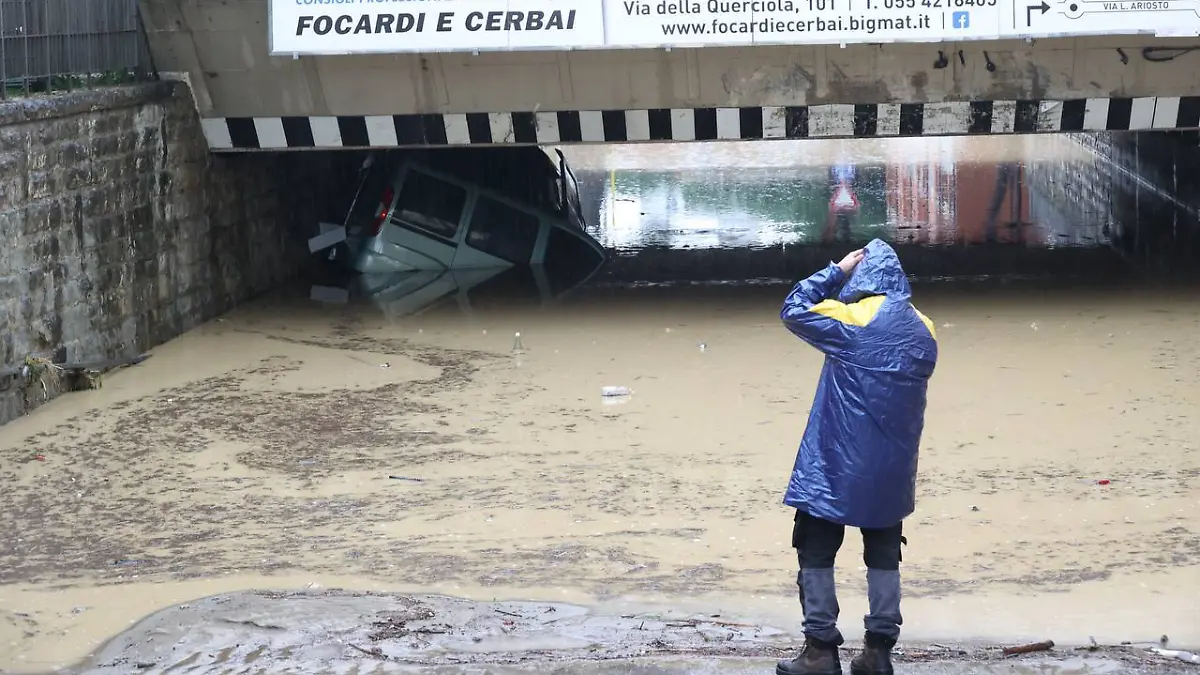 Viele Autos wurden von den Wassermassen verschlungen.