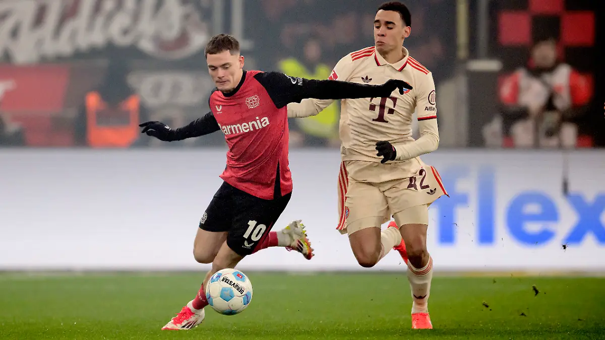 Florian Wirtz (l.)  von Bayer Leverkusen im Zweikampf mit Jamal Musiala von Bayern München