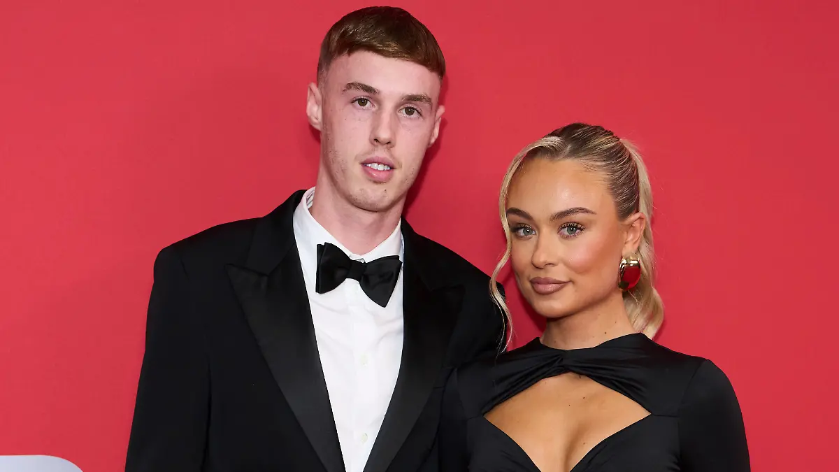Der Profi-Fußballer Cole Palmer vom FC Chelsea und die Influencerin Connie Grace posieren
