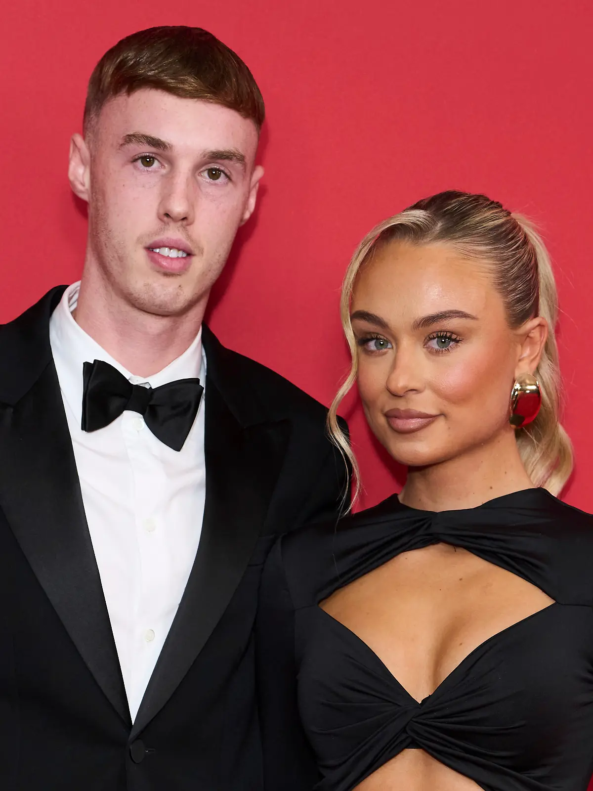 Der Profi-Fußballer Cole Palmer vom FC Chelsea und die Influencerin Connie Grace posieren