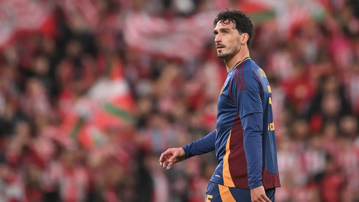 Mats Hummels vom AS Rom verlässt das Spielfeld nach einer roten Karte im Achtelfinal-Rückspiels der Europa League zwischen Athletic Bilbao und AS Roma im Stadion San Mames in Bilbao, Spanien