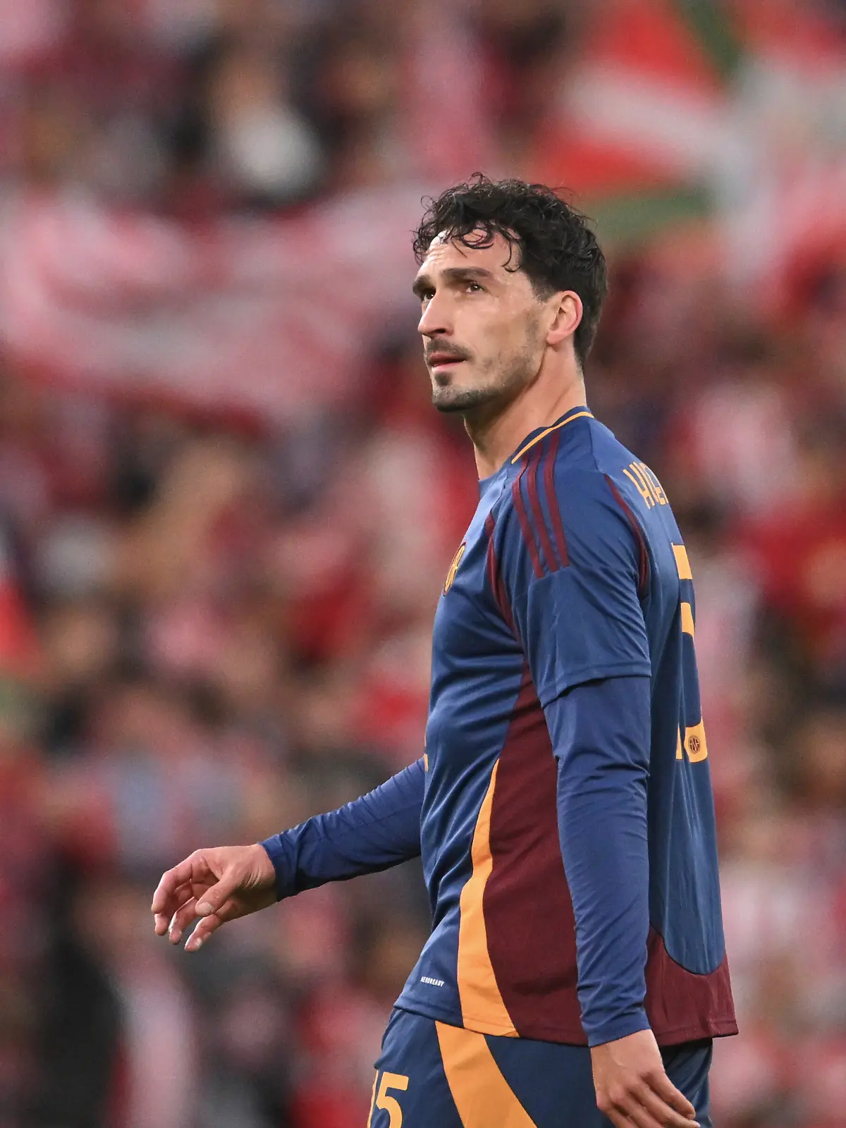 Mats Hummels vom AS Rom verlässt das Spielfeld nach einer roten Karte im Achtelfinal-Rückspiels der Europa League zwischen Athletic Bilbao und AS Roma im Stadion San Mames in Bilbao, Spanien