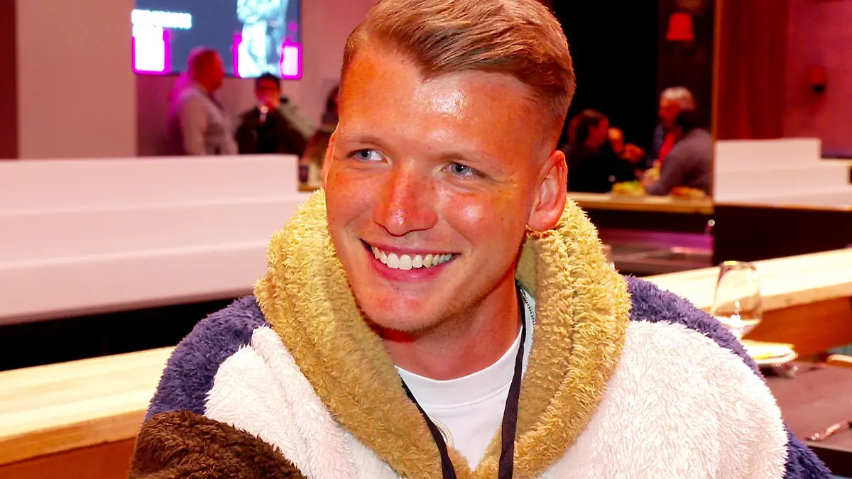 Julian Sommer verrät uns am Rande der Pre-Opening-Party des Schlagercafés in Düsseldorf, wie seine Traumfrau sein sollte.