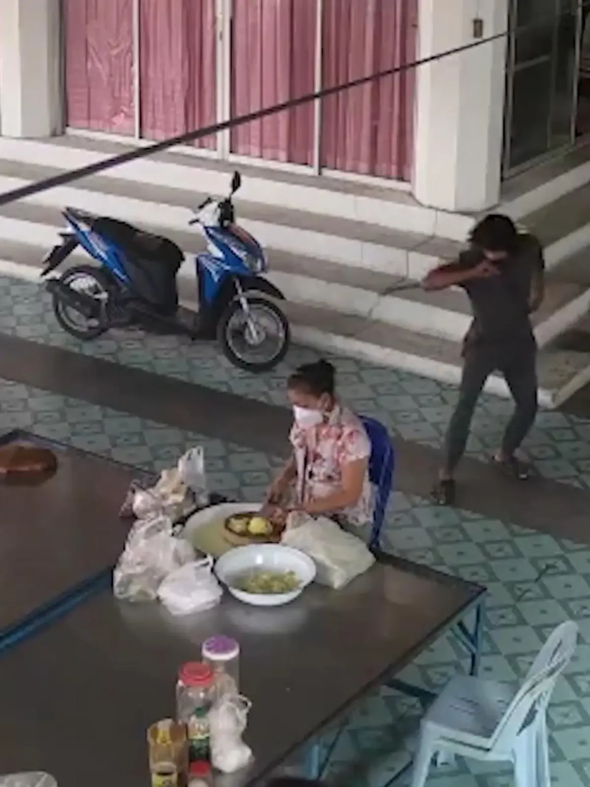 Diese Katze ist ein wahrer Lebensretter. Warum? Weil ihre Niedlichkeit selbst mögliche Attentäter anzieht – wie auf diesem Video einer Überwachungskamera in Thailand zu sehen. Hinter der Frau, die Essen zubereitet, steht ein Mann in klassischer Street-Fighter-Pose, der anscheinend ein Messer in der Hand hält. Wir können nur mutmaßen, aber es sieht danach aus, als wolle er die Frau überfallen. Aber DANN erblickt er die Katze und steckt das Messer weg. Jede böse Absicht ist bei dem Anblick des flauschigen Tieres wie weggeblasen.