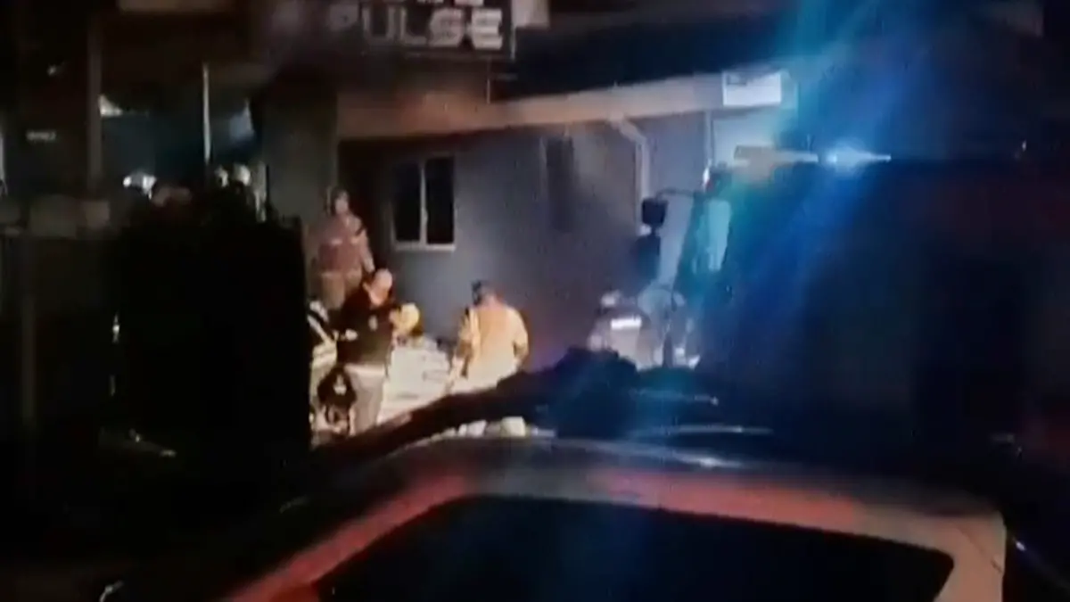 Rettungskräfte stehen vor einem Nachtclub, nachdem am frühen Sonntag ein Großbrand ausgebrochen ist