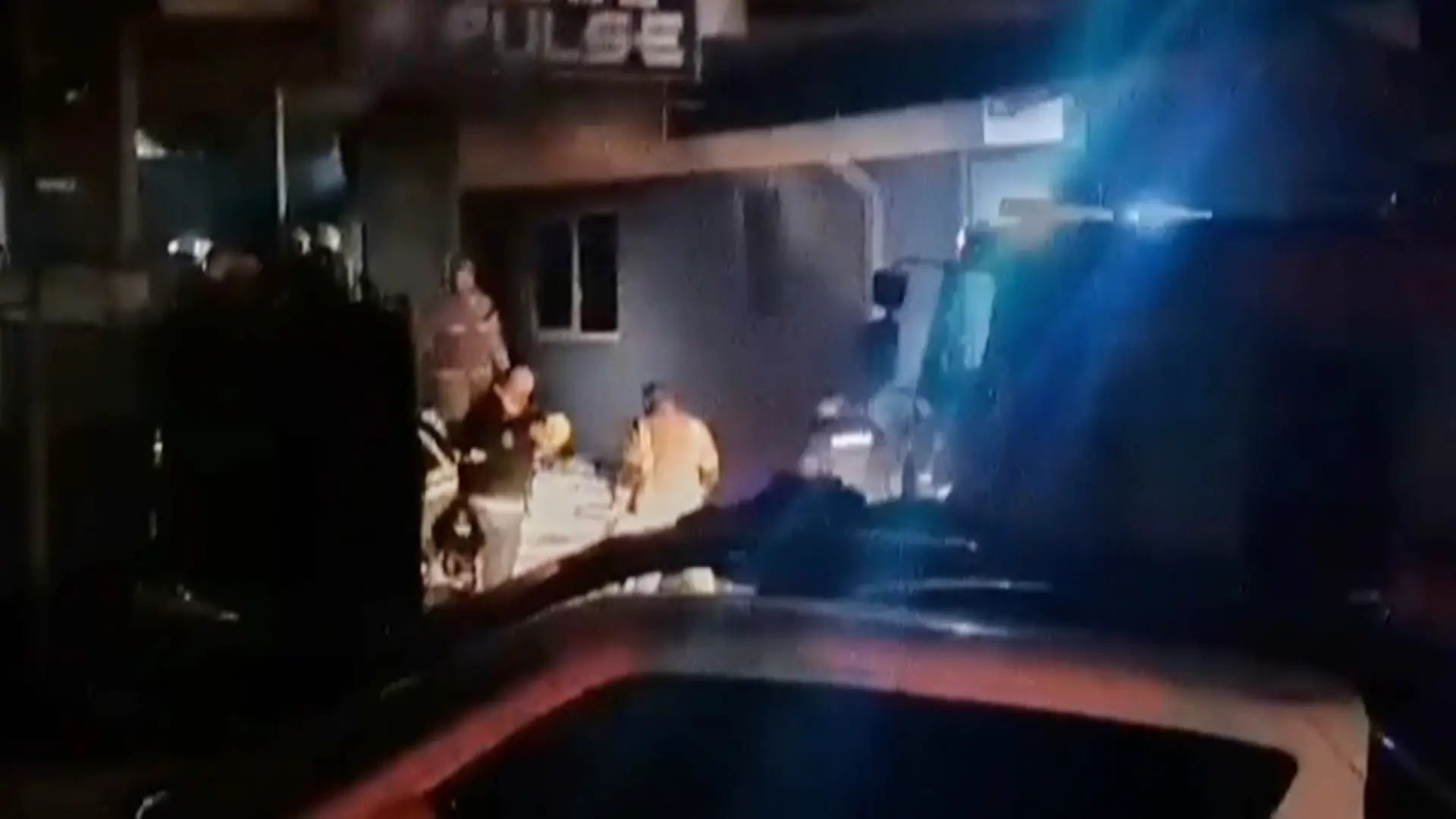 Rettungskräfte stehen vor einem Nachtclub, nachdem am frühen Sonntag ein Großbrand ausgebrochen ist