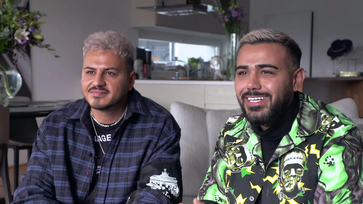 Hunnar und Hadir sitzen im Wohnzimmer auf der Couch.