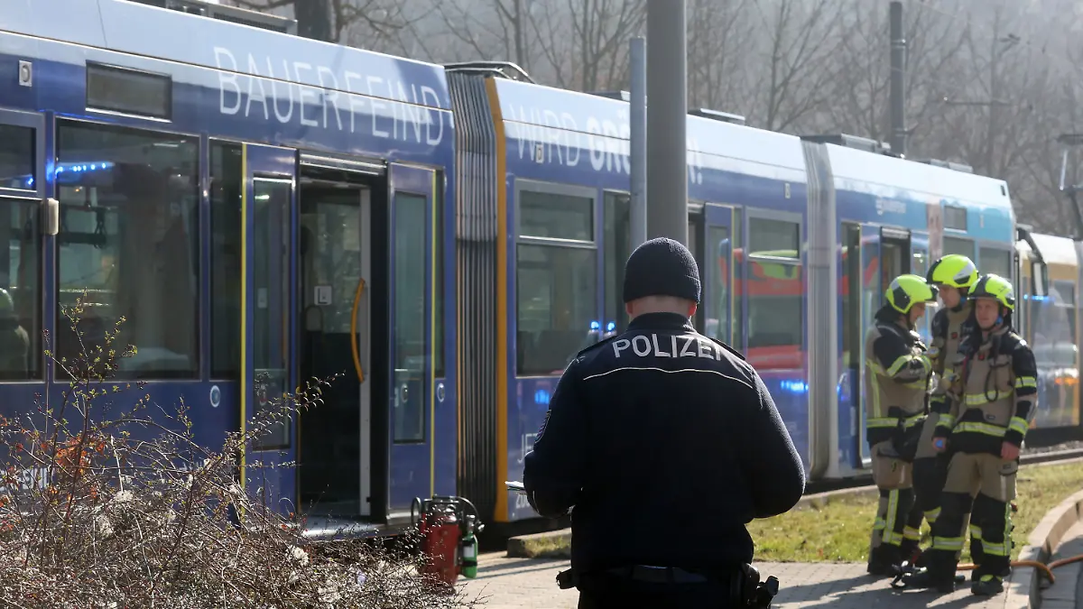 Einsatzkräfte von Polizei und Feuerwehr sind nach einem Brandanschlag in einer Straßenbahn im Einsatz.