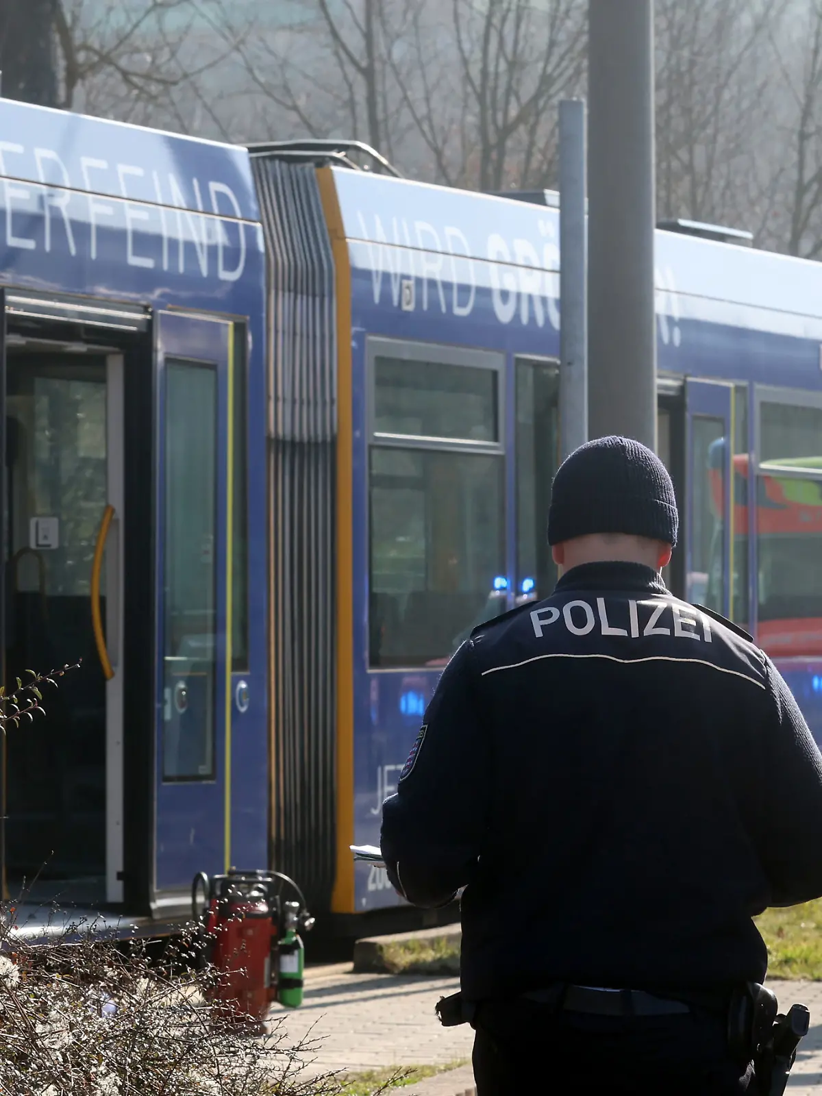 Einsatzkräfte von Polizei und Feuerwehr sind nach einem Brandanschlag in einer Straßenbahn im Einsatz. 