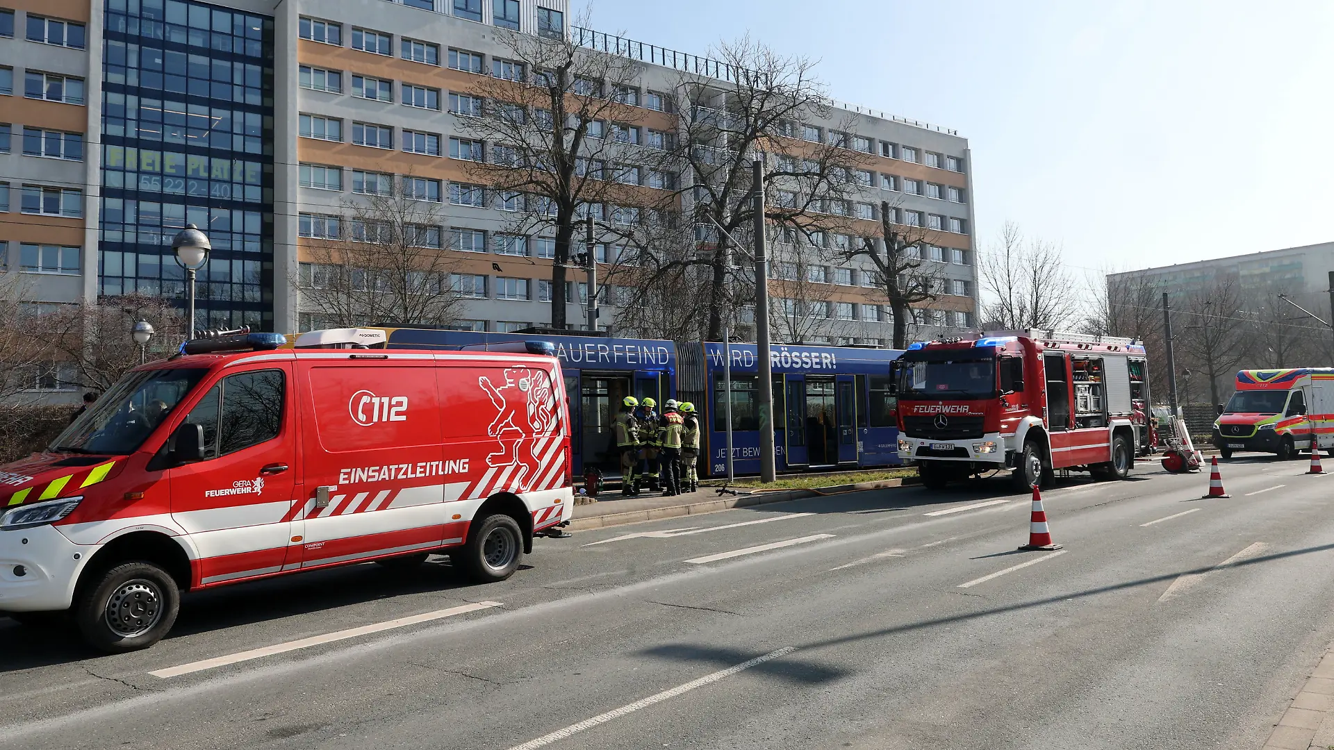 In Gera ist in einer Straßenbahn ein Brandanschlag auf eine Frau verübt worden.