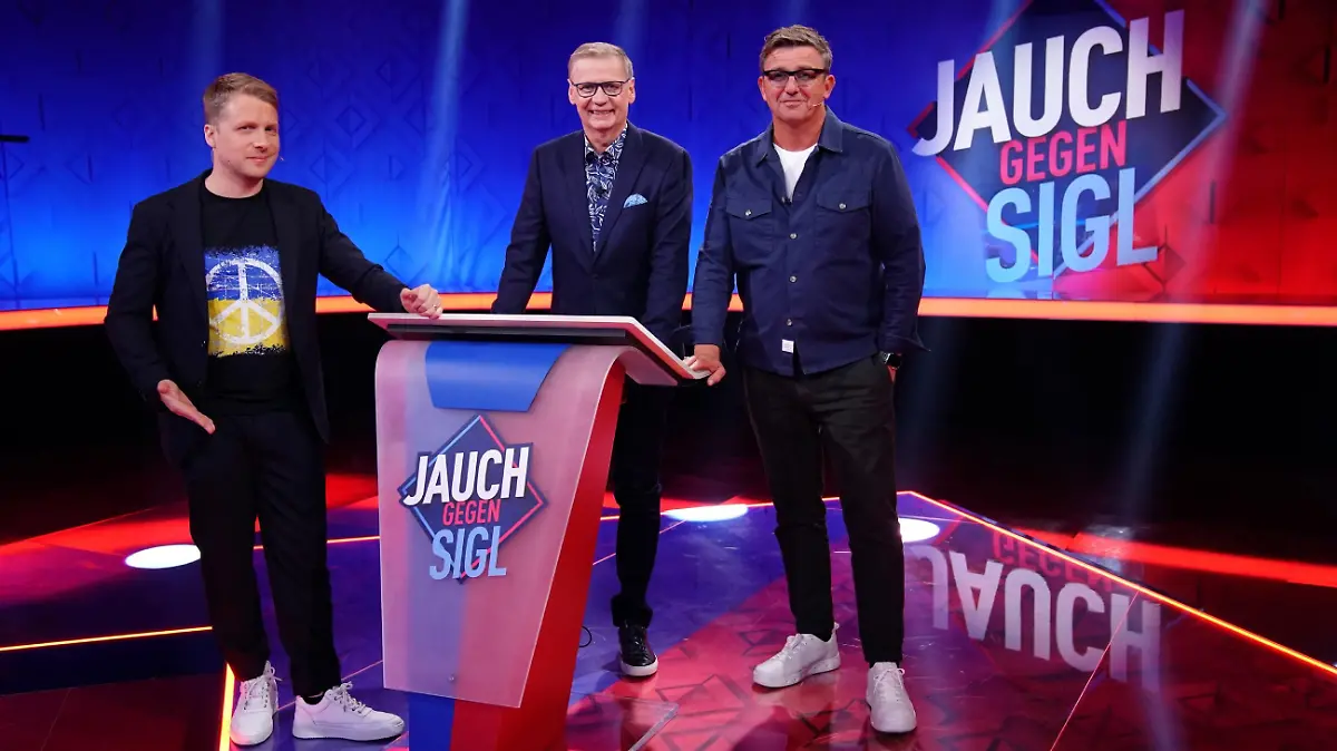 Günther Jauch (M.) tritt über zwei Runden gegen Hans Sigl an. Links Moderator Oliver Pocher.
Die Verwendung des sendungsbezogenen Materials ist nur mit dem Hinweis und Verlinkung auf RTL+ gestattet.