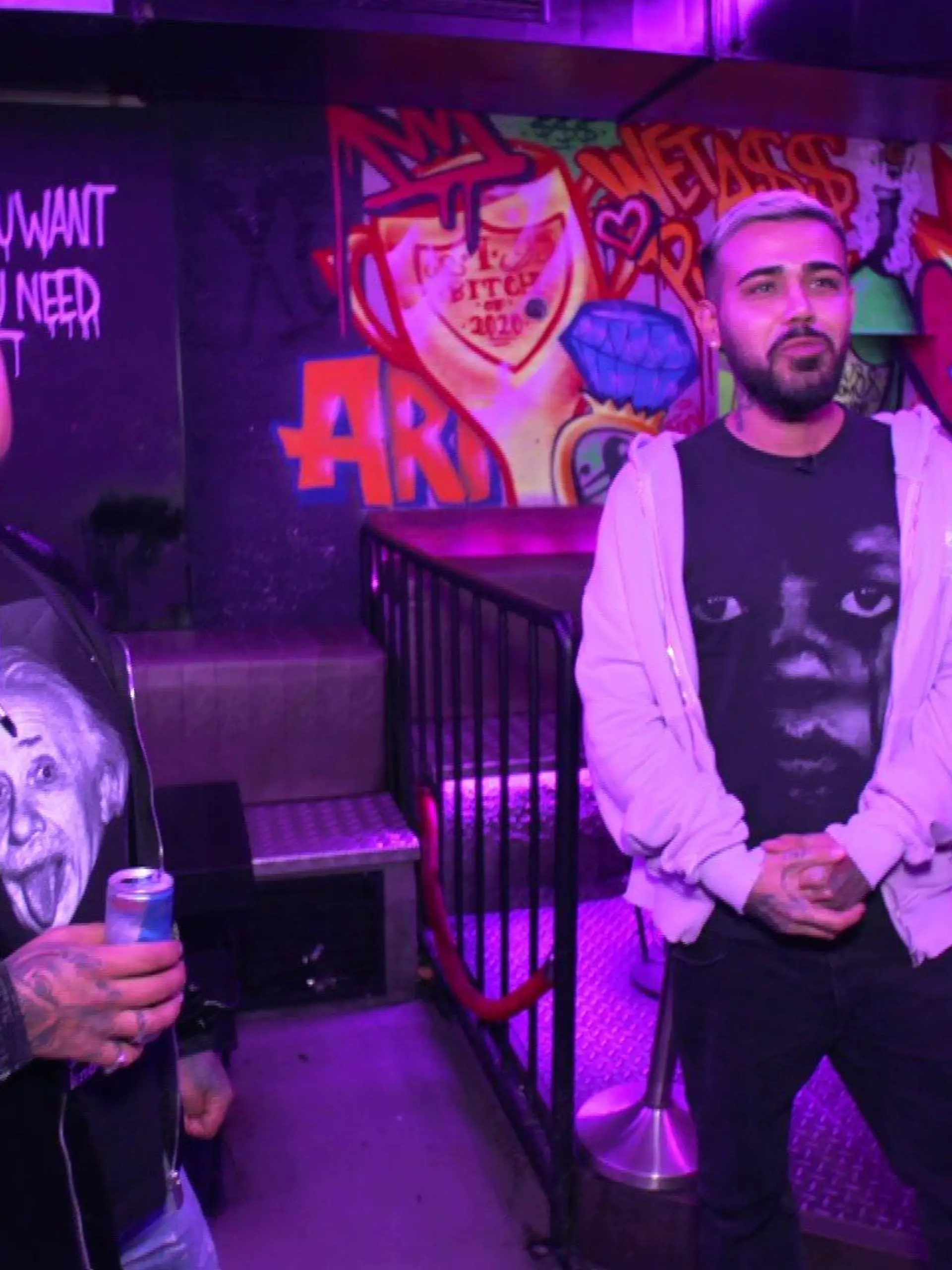 Hunnar und Hadir stehen in ihrem Club.