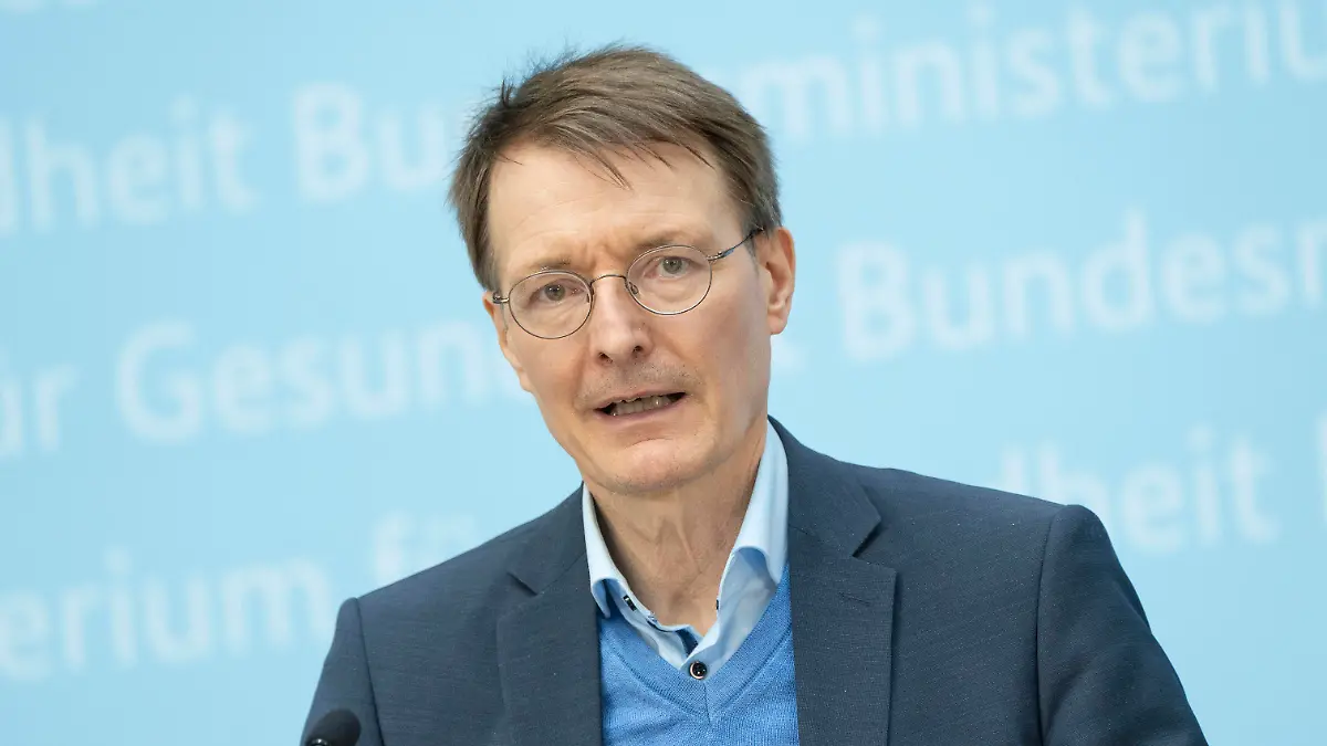 Pressekonferenz von Bundesgesundheitsminister Karl Lauterbach im Anschluss an die zuvor stattgefundenen gemeinsamen Beratungen mit den Gesundheitsministerinnen und Gesundheitsminister der Länder -Pressekonferenz von Bundesgesundheitsminister Karl Lauterbach im Anschluss an die zuvor stattgefundenen gemeinsamen Beratungen mit den Gesundheitsministerinnen und Gesundheitsminister der Länder -, Berlin Berlin Deutschland Bundesgesundheitsministerium *** Press conference by Federal Minister of Health Karl Lauterbach following the previously held joint consultations with the health ministers of the states Press conference by Federal Minister of Health Karl Lauterbach following the previously held joint consultations with the health ministers of 