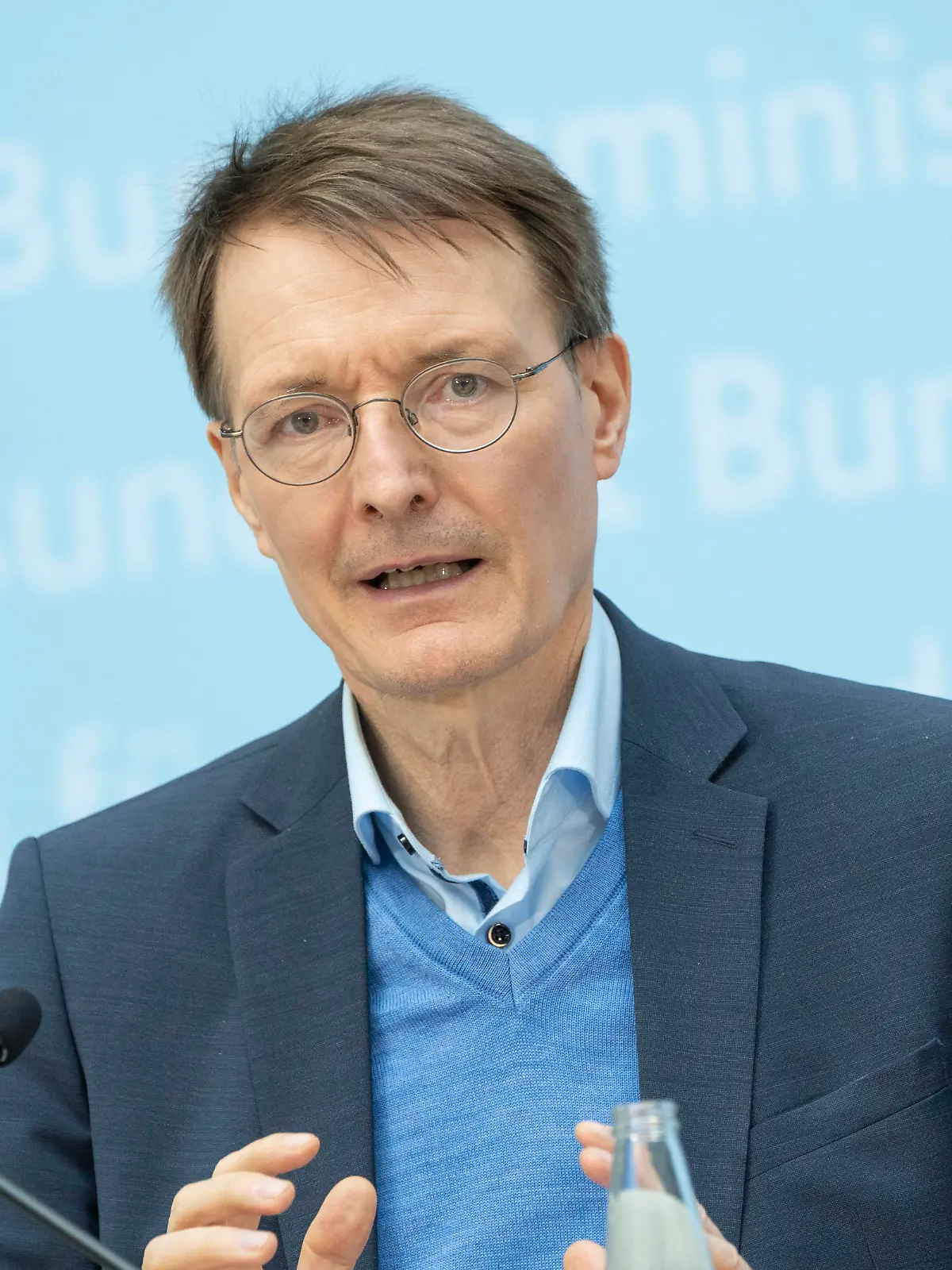 Pressekonferenz von Bundesgesundheitsminister Karl Lauterbach im Anschluss an die zuvor stattgefundenen gemeinsamen Beratungen mit den Gesundheitsministerinnen und Gesundheitsminister der Länder -Pressekonferenz von Bundesgesundheitsminister Karl Lauterbach im Anschluss an die zuvor stattgefundenen gemeinsamen Beratungen mit den Gesundheitsministerinnen und Gesundheitsminister der Länder -, Berlin Berlin Deutschland Bundesgesundheitsministerium *** Press conference by Federal Minister of Health Karl Lauterbach following the previously held joint consultations with the health ministers of the states Press conference by Federal Minister of Health Karl Lauterbach following the previously held joint consultations with the health ministers of 