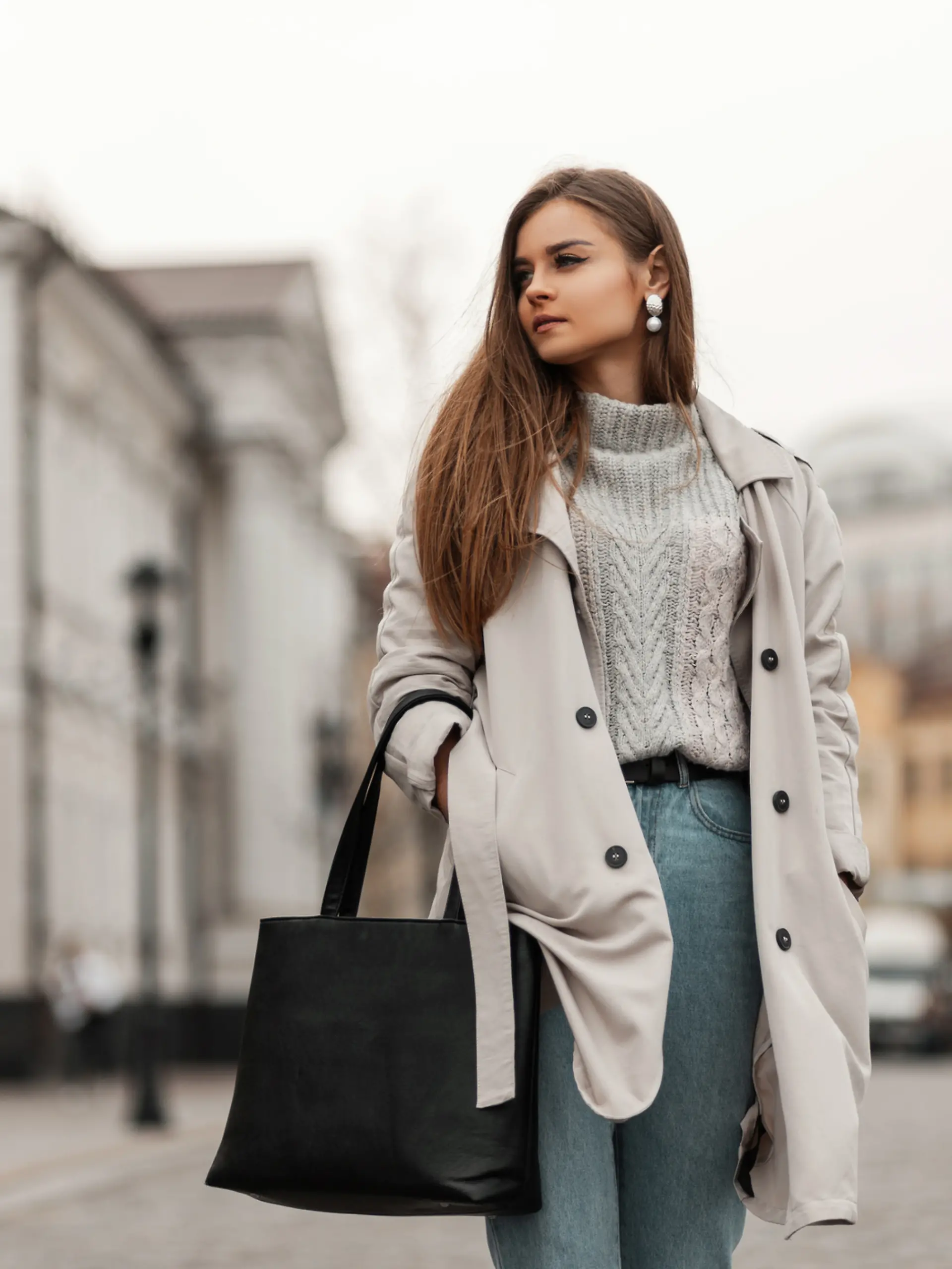Junge Frau mit Trenchcoat und Pullover. 