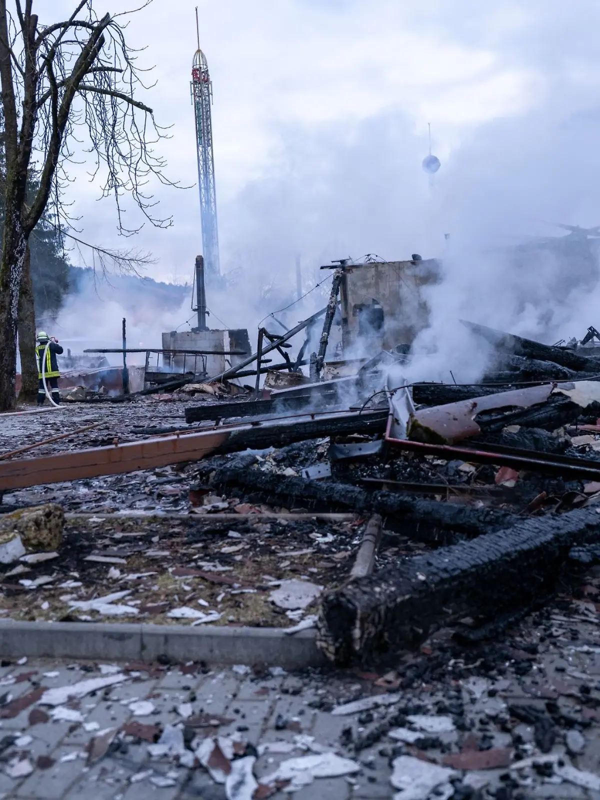 Bild zu: "Beliebter Freizeitpark steht in Flammen! "